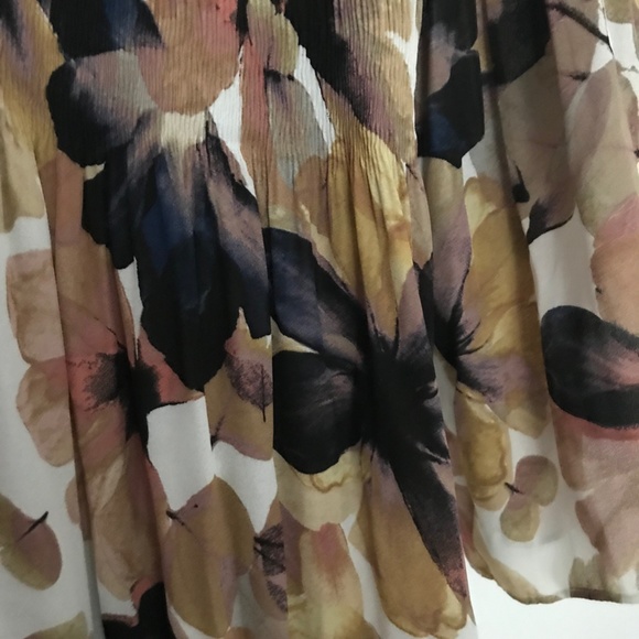 Like NEW! Gorgeous Spence flowy top. FREE mystery gift with EVERY purchase! - Picture 5 of 5